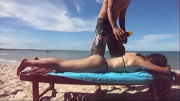 Delicia de morena de biquini na praia deitada toda gostosa