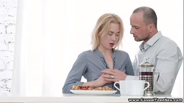 Sexo anal na cozinha logo depois do café da manha