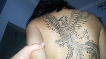 Gata tatuada mamando pau grande grosso