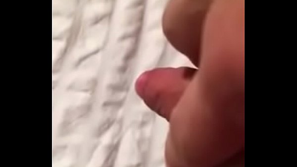 Homem masturbando o pinto mini até gozar