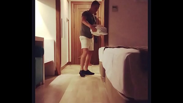 Safada se exibe nua depois do banho para empregado do hotel