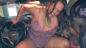 Bucetuda se masturbando dentro do seu carro