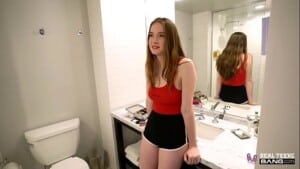 Atriz porno de 19 anos dando um show de sexo
