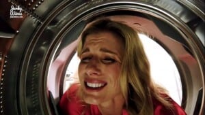 Abusando do cuzinho da madrasta presa na lavadora de roupas