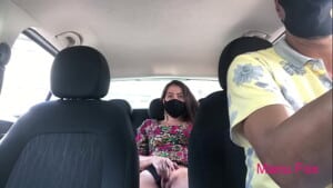 Atriz porno brasileira gozando dentro do Uber