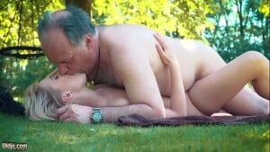 Incesto neta e vovô fazendo sexo gostoso no gramado