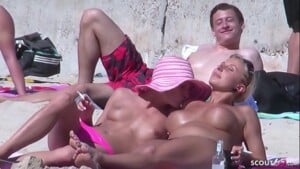 Lésbicas gostosas se acariciando na praia