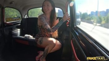 Tatuada gostosa no táxi dando sua bucetinha rosa