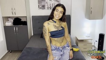 Sem calcinha pornô gozando gostoso na siririca deliciosa