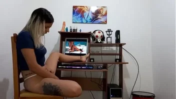 Encontro minha namorada assistindo only fans caiu e me enlouquece agora