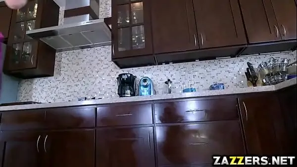 Mulher madura dando buceta na cozinha enquanto cozinhava