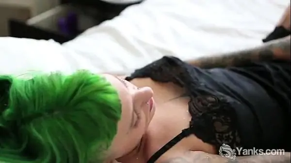 Mulher de cabelo verde e tatuada fazendo sexo gostoso