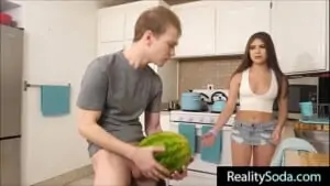 Peituda safada fazendo sexo na cozinha