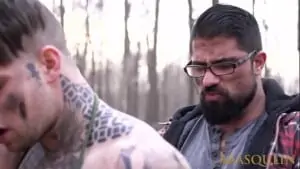 Gays tatuados fazendo sexo gostoso no meio do mato