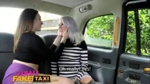 Lésbicas no táxi se chupando gostoso sem frescura nenhuma