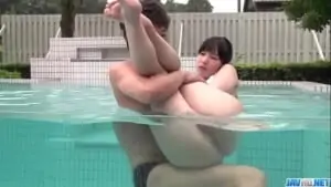 Magrinha de maiô fazendo sexo na beira da piscina