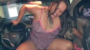 Bucetuda se masturbando dentro do seu carro