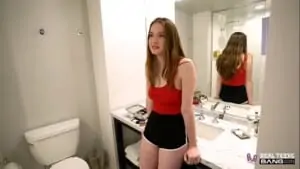 Atriz porno de 19 anos dando um show de sexo