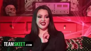 Pornô de gótica safada dando sua bucetinha rosada