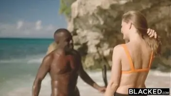 Soyvictoriamatosa sexo gostoso na praia com loirinha